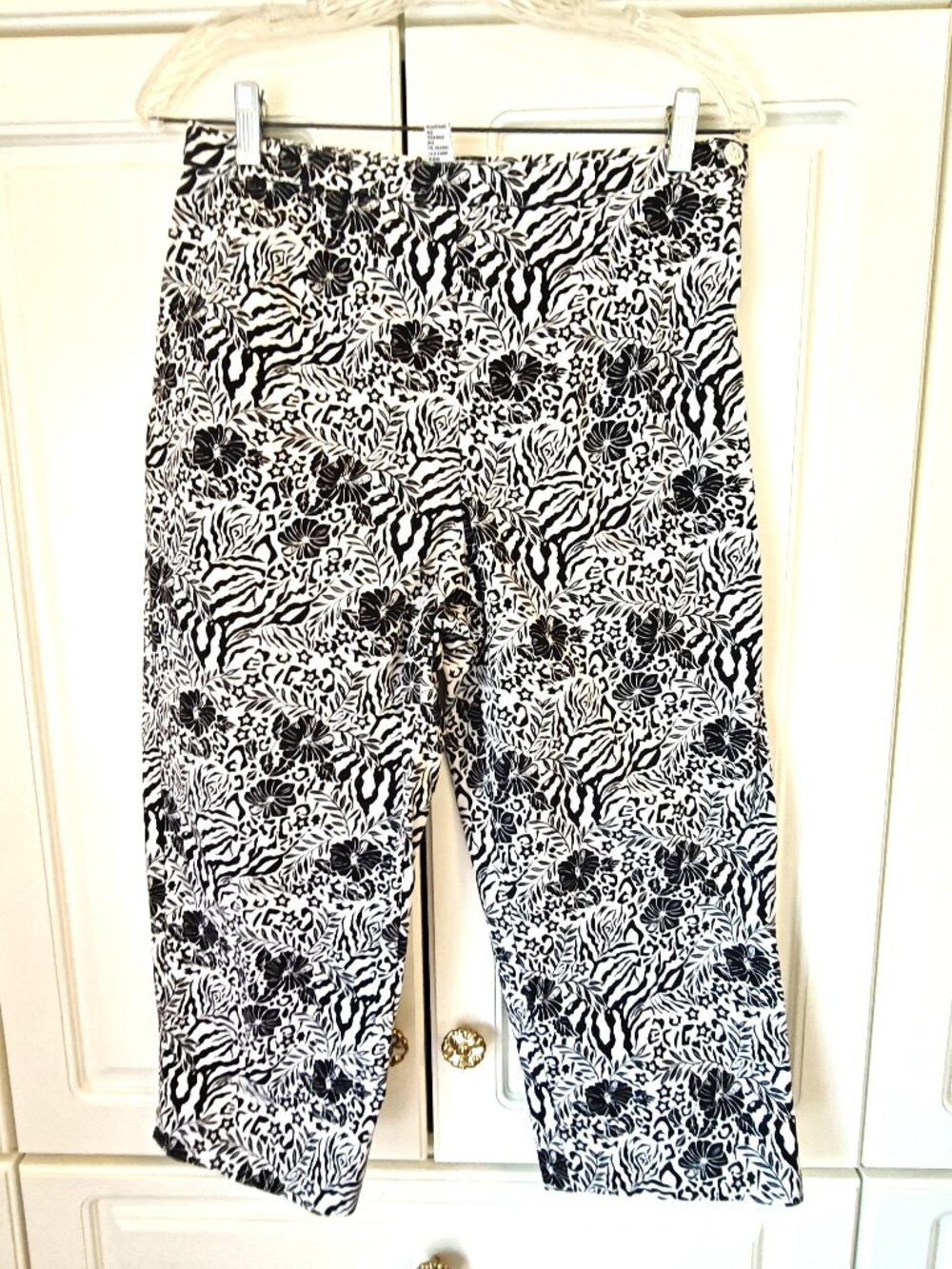 Chaus Women's Black/White Floral Capris, Size 12